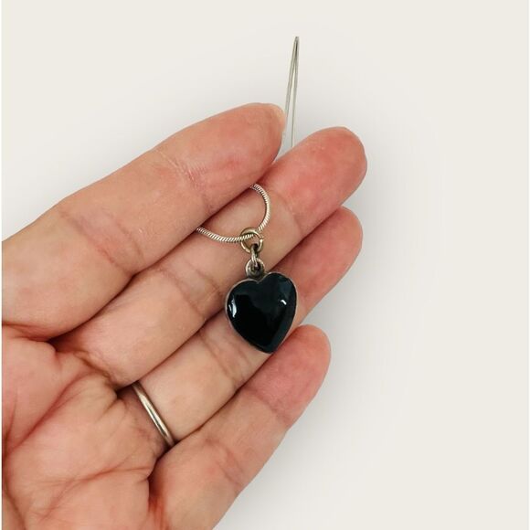 Black heart pendant set in silver - Picture 2 of 6
